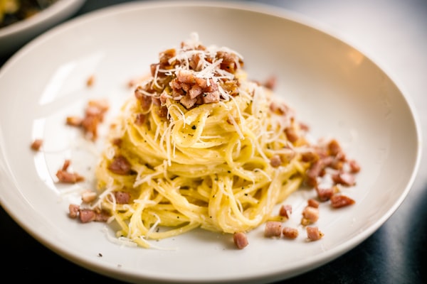 Spaghetti Carbonara - pasta Italia autentik dengan guanciale dan pecorino Romano